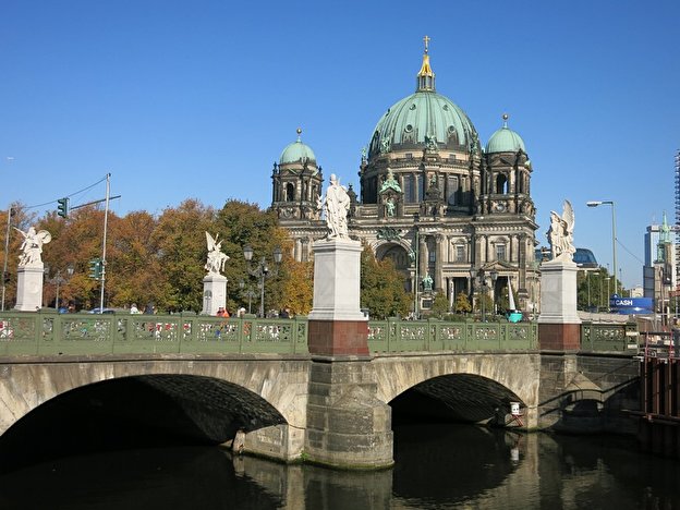 the berlin cathedral and bridge