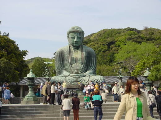 tourists at the Great Buddha of kamakura